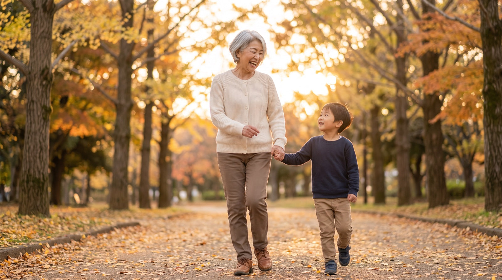 孫と歩く女性